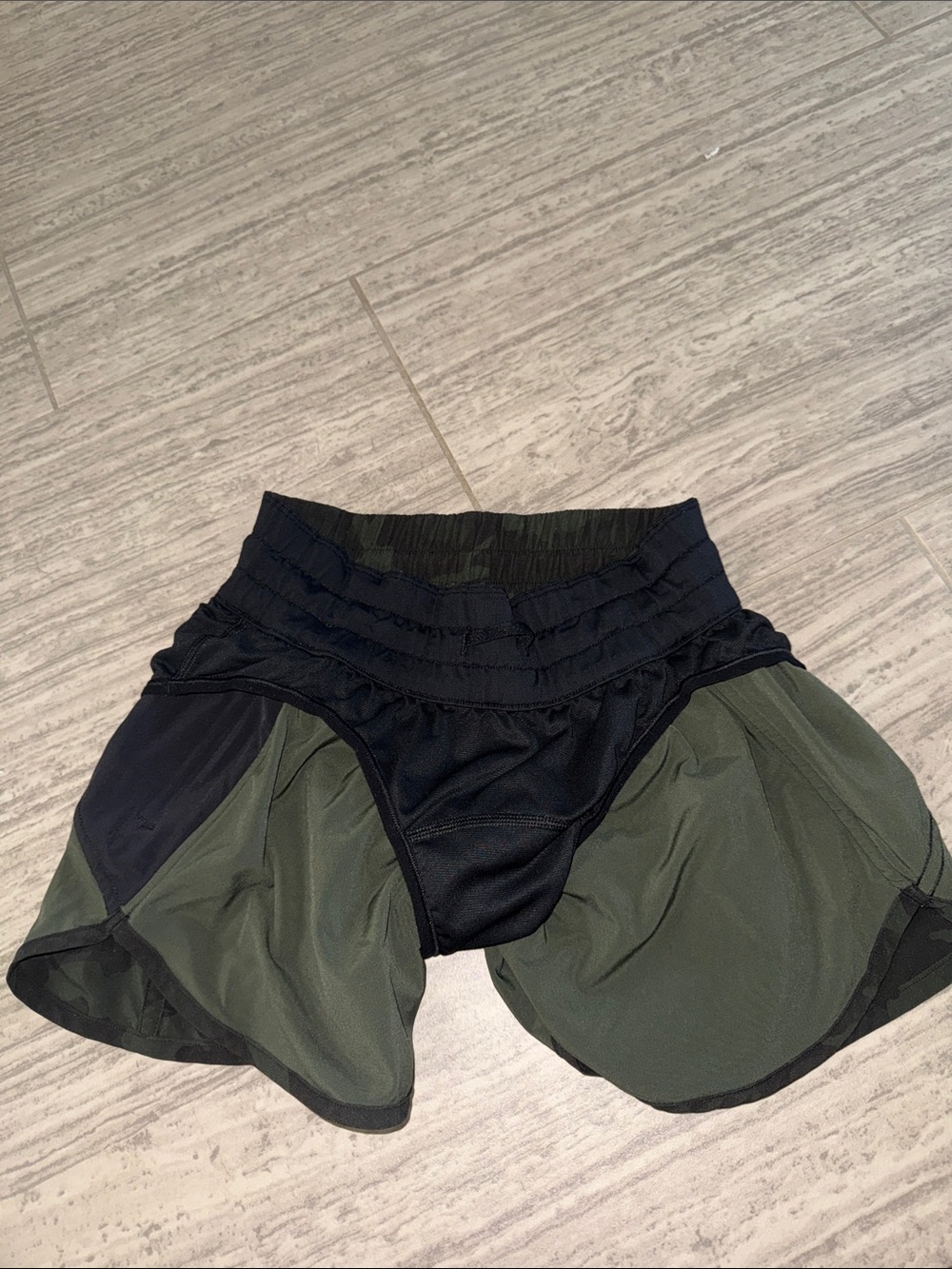 lululemon athletica Women's Dark Green Camo Running Shorts - Picture 7 of 7